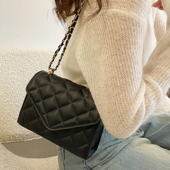 Luxe Black Chain Crossbody Shoulder Bag - Picture 2 of 6